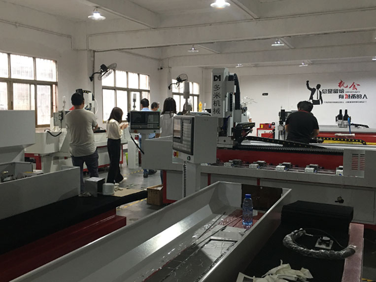 全自動精密數(shù)控鉆孔機(jī)